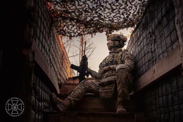 Hiện tại, hơn một nghìn quân Ukraine thuộc Lữ đoàn biệt kích nhảy dù 68 và Lữ đoàn xung kích đường không 79 của AFU đang đồn trú tại thành phố này. Cả hai lữ đoàn đều được AFU coi là đơn vị "tinh nhuệ", bao gồm những binh lính thiện chiến, vì vậy đừng bao giờ mong đợi họ đầu hàng.