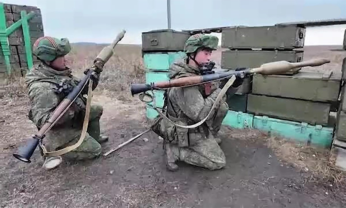 Ông Budanov nói với đại diện của tạp chí The War Zone, Nga có kế hoạch thu hút người Triều Tiên làm lao động di cư, để thay thế những người đến từ Trung Á. Nhưng đây không phải là điều khiến Ukraine sợ hãi, mà là thực tế là Bộ Quốc phòng Nga sẽ bắt đầu ký hợp đồng với công dân Triều Tiên, để phục vụ trong RFAF, cùng với việc cấp quốc tịch Nga sau đó.