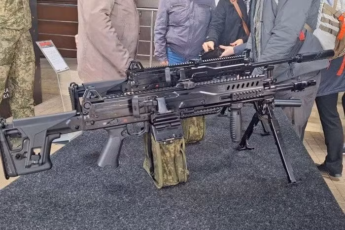 Trang Military Review trước đó đưa tin, súng máy RPL-20 được phát triển theo đơn đặt hàng của Bộ Quốc phòng Nga với cỡ nòng 5,45 mm, được sử dụng như một vũ khí hỗ trợ hỏa lực cấp tiểu đội bộ binh. Phiên bản RPL-20 được thiết kế để bắn loạt dài, sử dụng dây đạn 100 hoặc 200 viên cỡ 5,45×39 mm.