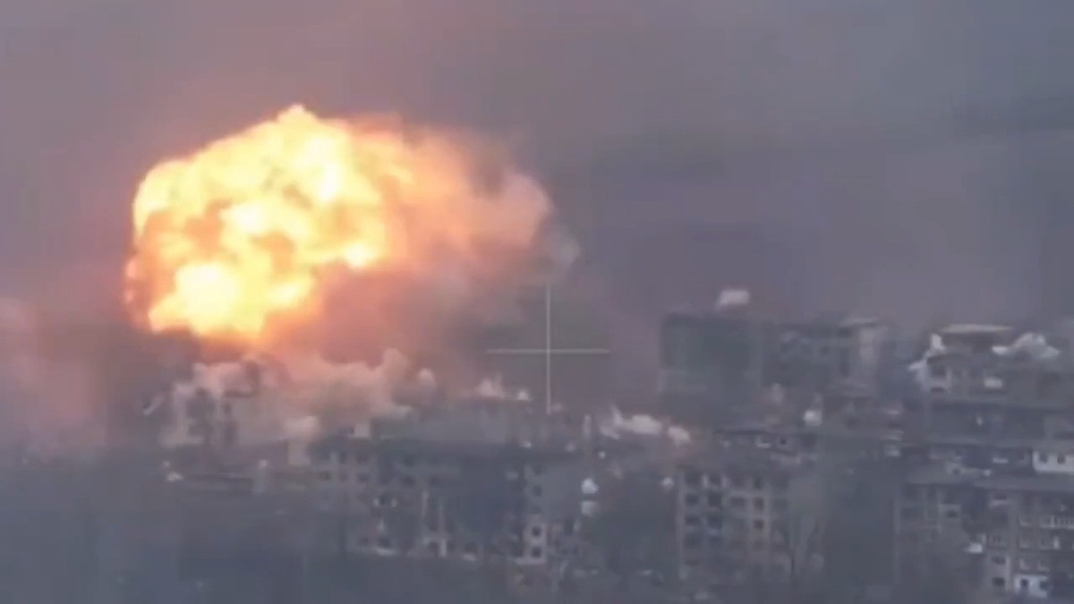 Nhìn chung, Không quân Nga không sử dụng quá nhiều máy bay Su-34 để thả bom FAB-3000 ở cùng một khu vực; thông thường, nếu gặp phải tình huống khó khăn, họ sẽ yêu cầu một hoặc hai, hoặc nhiều là ba chiếc Su-34 thả FAB-3000; như vậy được coi là đủ.