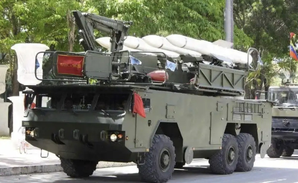 Một điều bất ngờ với các nhà quân sự, đó là các hệ thống phòng không hiện đại, từng được quảng bá rầm rộ của Venezuela, về cơ bản không được kết nối khi lực lượng đặc nhiệm Mỹ tiến vào bầu trời thủ đô Caracas. Những hệ thống này có thể đã không hoạt động suốt nhiều năm.