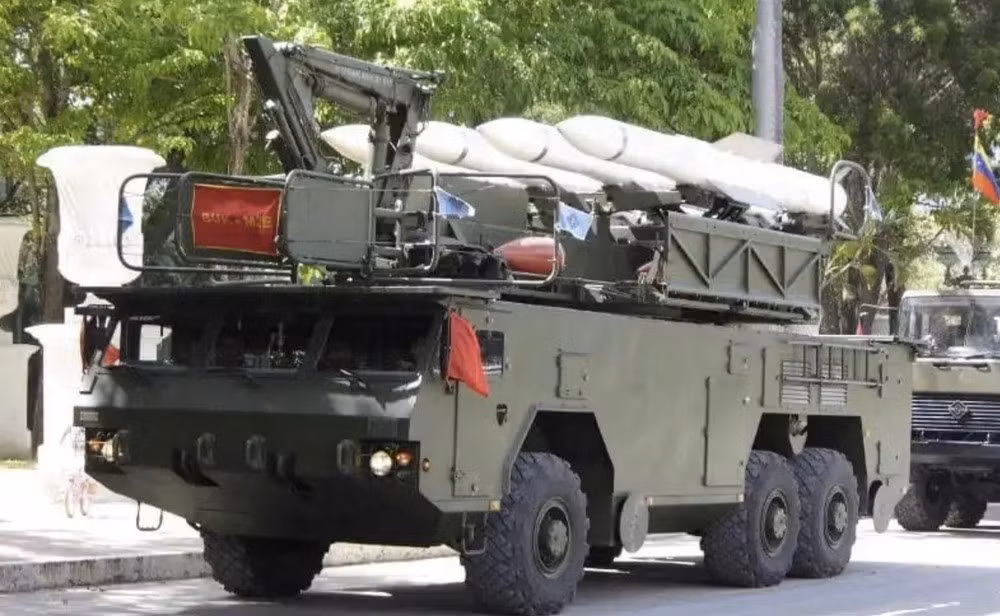 Điều đáng chú ý là hệ thống này chủ yếu được xây dựng trên nền tảng vũ khí khá tiên tiến của Nga, bao gồm mười hai hệ thống phòng không tầm trung Buk-M2 và một số hệ thống phòng không tầm xa S-300VM.