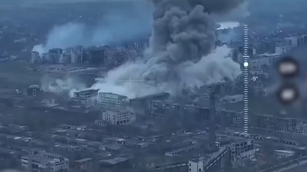 Tuy nhiên, điều đáng chú ý là quân Nga thực sự đã áp dụng chiến thuật "nặng tay" ở Myrnohrad, nghĩa là họ sử dụng rất nhiều hỏa lực "quá mạnh" để bắn phá các vị trí của quân phòng thủ Ukraine trong thành phố, trong khi hoạt động xâm nhập của bộ binh không mấy hiệu quả.