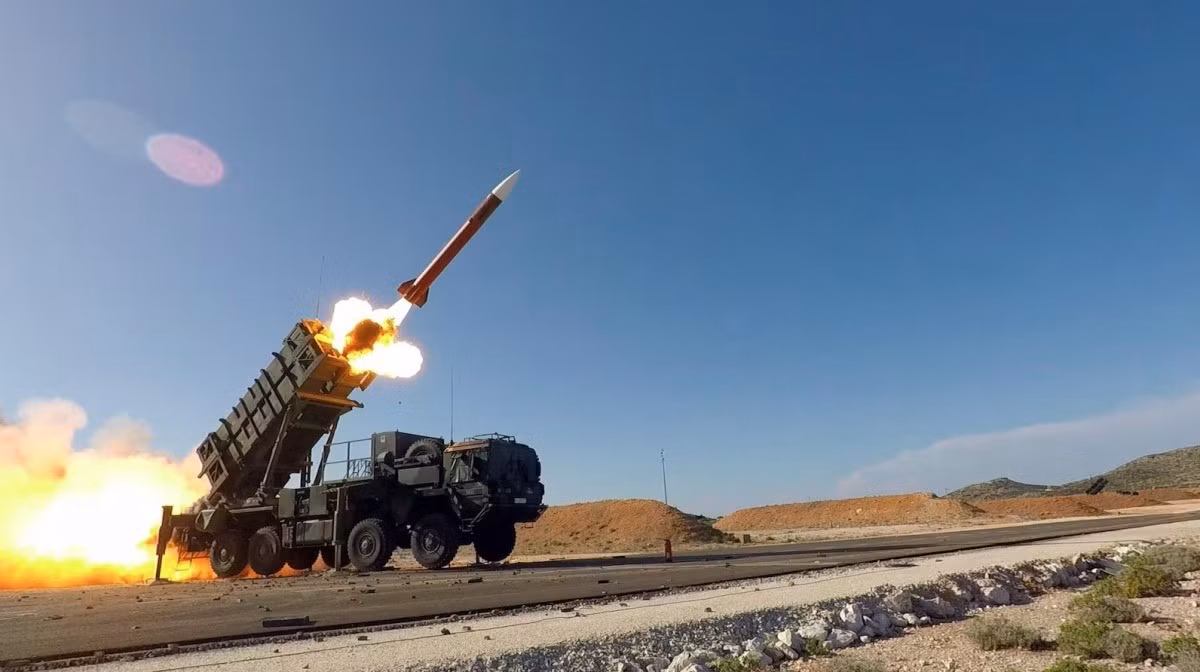 "Tên lửa Patriot loại đánh chặn động học bay nhanh hơn, xa hơn và chính xác hơn, đồng thời khả năng cơ động, và quỹ đạo cơ động được tính toán bằng phần mềm. Nói một cách đơn giản, có một sự cạnh tranh giữa phần mềm điều khiển tên lửa Patriot và phần mềm Iskander", Drozdenko giải thích.