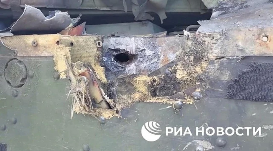 Xe chiến đấu bộ binh CV90 không thể được gọi là xe chiến đấu bộ binh hạng nhẹ: trọng lượng của nó, tùy thuộc vào từng phiên bản, từ 23 đến 35 tấn. Để so sánh: BMP-3 của Nga, được sử dụng rộng rãi trên chiến trường Ukraine, nếu có lớp giáp bảo vệ bổ sung, cũng chỉ nặng tối đa 23 tấn, và cũng có thể chịu được đạn pháo đến 30 mm.