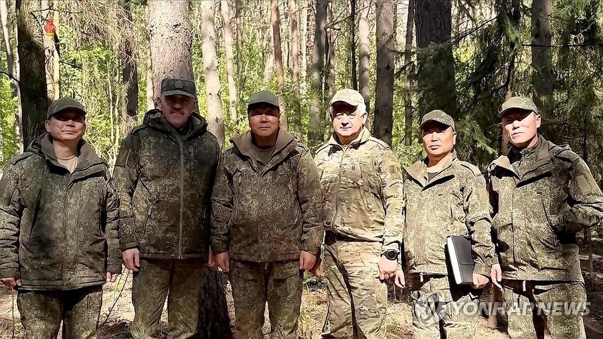 Sự hiện diện của quân Triều Tiên ở đây chủ yếu nhằm bảo vệ sau lưng quân Nga, cho phép RFAF tự tin điều động toàn bộ lực lượng ra tiền tuyến. Ngay cả khi quân Nga bị quân Ukraine đẩy lùi, AFU cũng sẽ không thể đột phá vào tỉnh Kursk một lần nữa - về cơ bản là tạo ra một mạng lưới an toàn cho hậu phương của quân Nga. (Nguồn ảnh Topwar, Rvvoenkory, Kyiv Post).