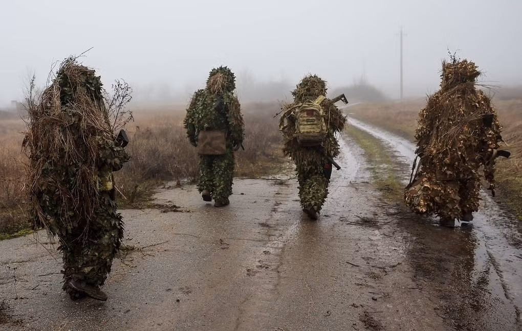 Trước đó, quân Ukraine xâm nhập qua khu vực này và phát động các cuộc tấn công, có sự hỗ trợ của xe bọc thép về phía Ivanopil và Pleshcheyeivka. Hiện RFAF chưa thể củng cố vị trí và các nhóm xung kích nhỏ đang cố gắng đánh bật quân Ukraine khỏi những công sự kiên cố; mặc dù một số đơn vị Nga đã nhanh chóng tuyên bố kiểm soát được tuyến này.