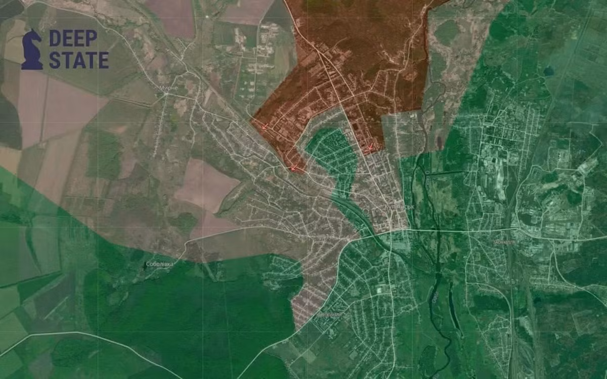 Kênh RVvoenkory cho biết, giao tranh vẫn tiếp diễn ở Kupyansk, và không có thông tin chính xác về bước tiến của quân Nga. Theo các thông tin mới nhất, quân Nga đang cố gắng chiếm trung tâm thành phố. Trên bản đồ của Deep State, "vùng xám" đã cắt đứt đồn trú của quân Ukraine tại Kupyansk khỏi phía tây.