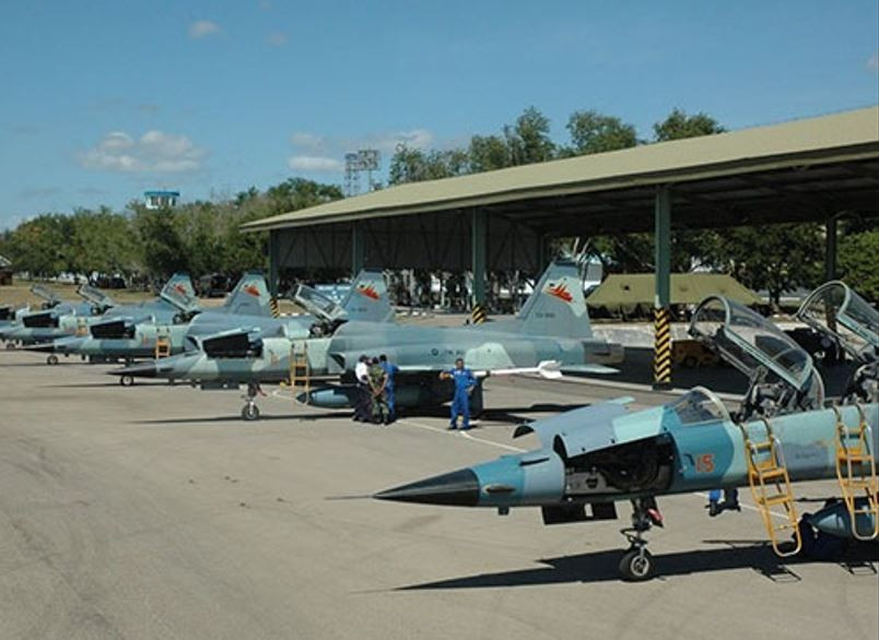 Theo hãng thông tấn Antara của Indonesia, quyết định này nằm trong lộ trình đa dạng hóa nguồn cung, sau khi Indonesia nhiều năm sử dụng hỗn hợp máy bay Mỹ, Nga, Anh và đang đối mặt yêu cầu thay thế số chiến đấu đã cũ. Đây cũng là một phần trong chương trình hiện đại hóa quân đội do Tổng thống Indonesia Prabowo Subianto khởi xướng.