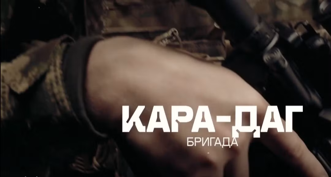 Đáng chú ý là trước đó, Lữ đoàn thiết giáp độc lập số 15 có một khẩu hiệu, đã “gây bão” mạng xã hội của Ukraine: "Hãy giương cao lá cờ trên Crimea". Nhưng sau khi đảm nhiệm phòng ngự ở hướng mặt trận Mirnohrad, Lữ đoàn 15 phải “gồng mình” chống đỡ các đợt “mưa bom, bão đạn” của RFAF.