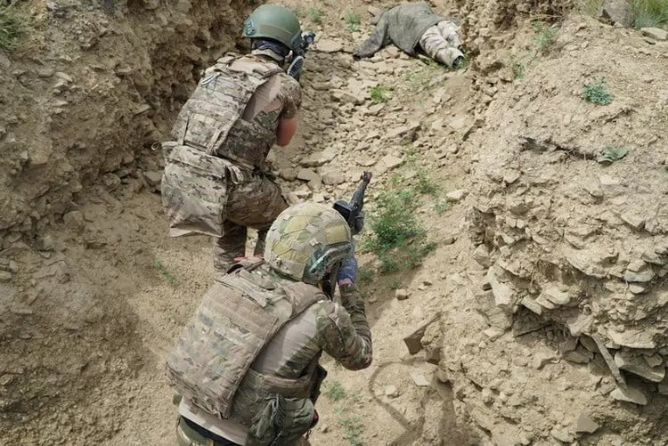 Sau đó là hỏa lực của RFAF chế áp và càn quét, khiến các chốt phòng thủ của AFU thiệt hại nặng nề. Thực tế là cả quân Nga và quân Ukraine đều áp dụng chiến thuật "phòng thủ linh hoạt", bỏ vị trí trong các cuộc tấn công lớn và nhanh chóng quay trở lại ngay khi các cuộc bắn phá bằng hỏa lực chấm dứt.