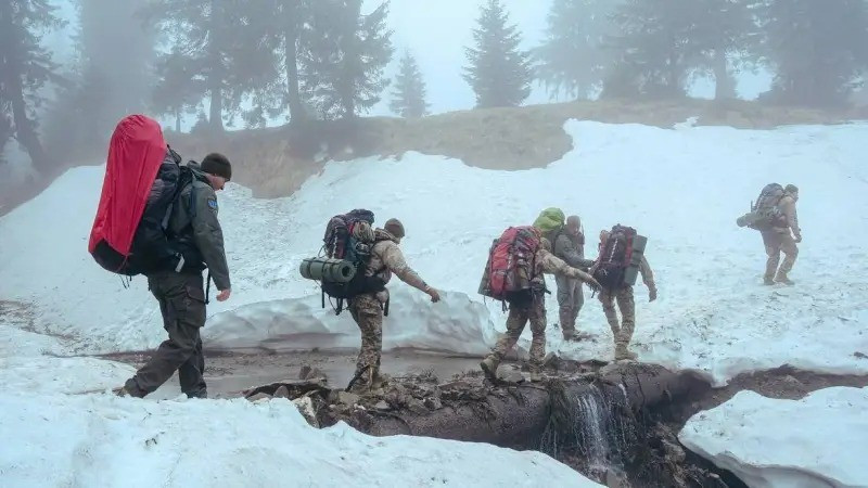 Một số phương tiện truyền thông Ukraine và các nhà quan sát chiến trường, mô tả khu vực này là "vùng giao tranh liên tục không có vị trí tiền tuyến rõ ràng". Trong hoàn cảnh đó, các video về giao tranh ở tiền tuyến, cảnh quay về các cuộc đột kích ngắn vào trung tâm thành phố và các báo cáo chiến sự từ cả hai phía đều có thể dễ dàng bị xuyên tạc thành bằng chứng về "sự kiểm soát toàn diện", làm trầm trọng thêm những cáo buộc lẫn nhau và sự thiếu chính xác thông tin trên các phương tiện truyền thông.