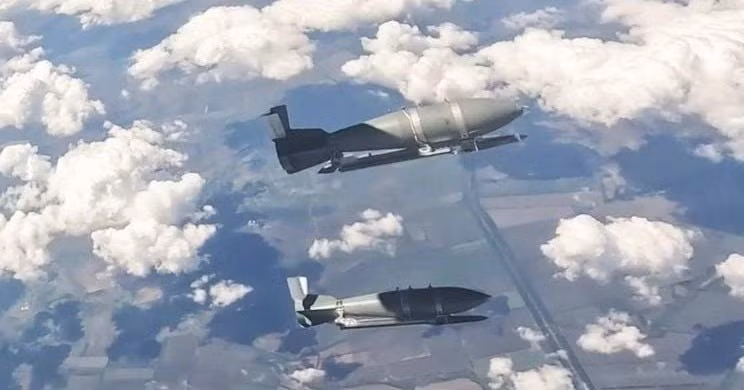 Để thực hiện được việc này, các mô-đun cánh lượn và hiệu chỉnh tích hợp (UMPK) thế hệ đầu tiên, đã biến bom thả rơi tự do (FAB), thành bom có điều khiển, bay được 40-50 km, khi thả từ độ cao 10-12.000 mét; sau đó tầm bay này được tăng lên 80 km. Vào tháng 10/2025, Phó Cục trưởng Cục Tình báo Chính của Ukraine, Vadim Skibitsky, tuyên bố rằng một loại bom lượn mới của Nga đã chứng minh tầm bay 193 km.