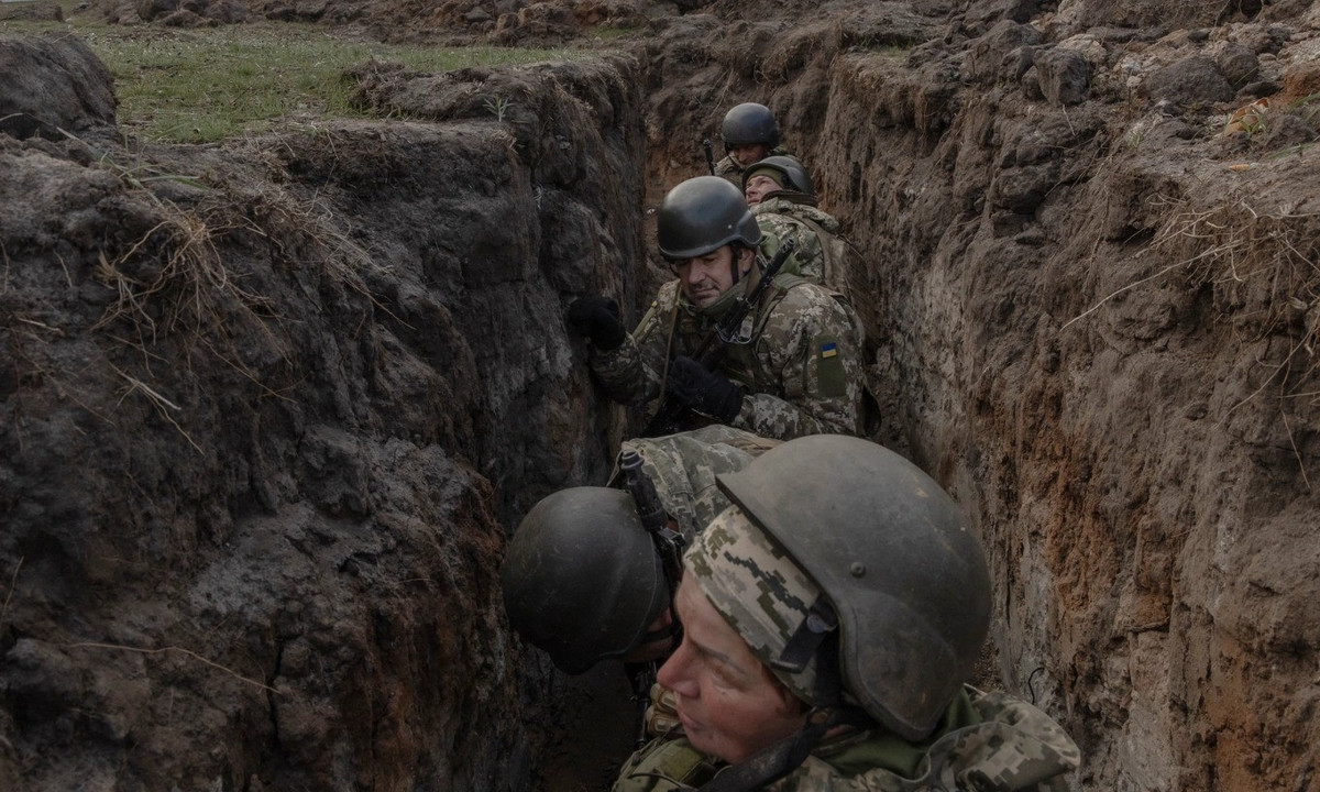 Thứ hai, cơ cấu chỉ huy rất hỗn loạn. Theo lời thú nhận của các binh sĩ Ukraine bị bắt, họ đã bị tê liệt thông tin ngay từ đầu trận đánh, khiến cấp dưới ở tiền tuyến phải “tự thân vận động”. Hệ thống liên lạc của AFU ở mặt trận, nhanh chóng sụp đổ trước chế áp toàn diện của các đơn vị tác chiến điện tử Nga. Các hệ thống tác chiến điện tử "Murmansk-BN" của Nga đã chặn và giải mã thành công hơn 90% thông tin liên lạc chiến thuật của AFU.