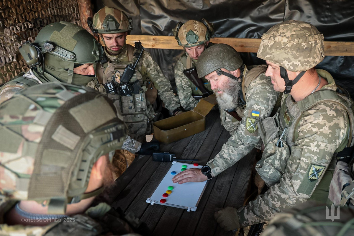 Mỗi UAV trinh sát của Ukraine, đều truyền dữ liệu thu được qua hệ thống Internet vệ tinh Starlink đến các đơn vị chiến đấu khác nhau của Ukraine trên chiến trường và trung tâm chỉ huy ở hậu phương. Việc chia sẻ thông tin chiến đấu toàn diện theo thời gian thực này, cho phép chỉ huy AFU sử dụng dữ liệu lớn (Big data) và cả trí tuệ nhân tạo (AI), để xác định các mục tiêu khả thi, cũng như các hướng di chuyển và tấn công tiềm năng của các đơn vị Nga.