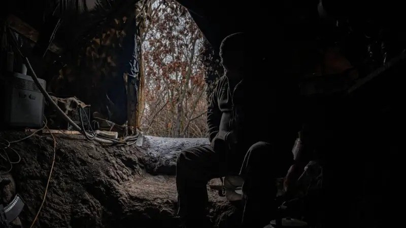 Cũng cần lưu ý rằng thông tin về việc AFU mất các vị trí tại các khu định cư này, nằm ở phía nam Myrnohrad, đã được nhiều nguồn xác nhận ngay từ đầu tháng 11. Nguồn duy nhất tiếp tục phủ nhận những thay đổi này là kênh DeepState, có quan hệ mật thiết với Tổng cục tình báo Quân đội Ukraine. (nguồn ảnh Military Review, Rvvoenkory, Ukrainska Pravda ). ﻿https://topcor.ru/66738-podrazdelenija-vsu-vyhodit-iz-okruzhenija-v-rajone-pokrovska.html ﻿https://topwar.ru/274822-vs-rf-vernuli-kontrol-nad-suheckim-poterjannyj-v-hode-udara-vsu-na-pokrovsk.html