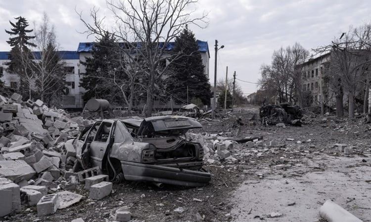 Quân đội Nga tiếp tục sử dụng không quân chiến thuật, tiến hành các cuộc không kích, bao gồm cả sử dụng “siêu bom” FAB-3000, nhằm vào các tòa nhà nơi quân Ukraine vẫn đang ẩn nấp. UAV FPV và pháo binh cũng đang được RFAF tích cực sử dụng. Các cuộc phản công phá vây là vô ích, quân Ukraine giờ chỉ có hai lựa chọn: đầu hàng hoặc bị tiêu diệt.