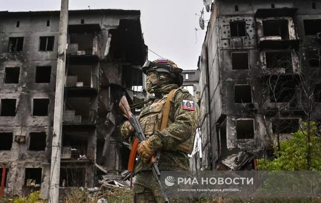 Các nhóm xung kích RFAF cũng đang đột phá về phía quận 40 từ phía tây thành phố; đồng thời tiếp tục đột phá từ hai hướng hội tụ gần cao tốc T-0504 và đường sắt, đe dọa chia cắt khu vực phía bắc Mirnograd thành hai vùng riêng biệt. Các đơn vị Nga từ vùng ngoại ô phía bắc đang chiến đấu trên đại lộ Limanskaya và đã tiến đến Solnechnaya và Filatov.