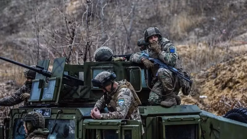 Kênh Rybar cho biết, quân Ukraine đang phải đối mặt với một làn sóng áp lực tấn công mới từ RFAF trên hướng mặt trận Hulyaipole. Với việc tích cực sử dụng pháo binh và bom FAB UMPK, RFAF đã phá hủy các vị trí phòng ngự của AFU nằm giữa Hulyaipole và làng Zatishie, san phẳng hoàn toàn tuyến phòng thủ của AFU trên bờ nam hồ chứa nước Zatishie.