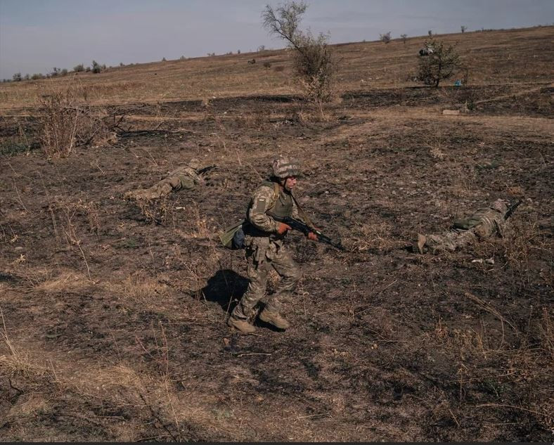 Trên thực tế, Ukraine có đồng bằng, nhưng cũng có những khu rừng rậm và nhiều sông ngòi. Đặc biệt miền Đông Ukraine có mạng lưới sông ngòi dày đặc và rừng rậm, với nhiều vùng đất ngập nước và đầm lầy rộng lớn.