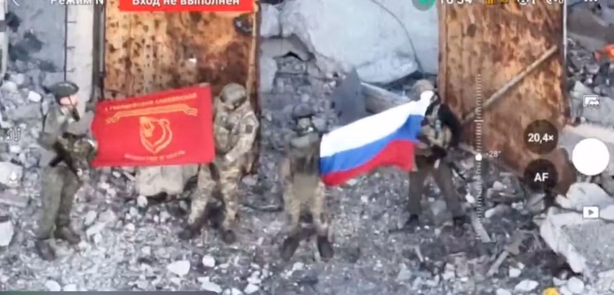 Lúc này, chỉ huy AFU ở Avdiivka vội chuyển lực lượng cơ động về tuyến phía nam để ngăn tuyến phòng thủ bị sụp đổ, trong khi RFAF ở hướng bắc nhân cơ hội này tiến về phía nam từ đầu cầu "Núi Xỉ thải", đã chiếm được từ trước đó, cắt đứt thành phố Avadivka chỉ trong một đòn, và cuối cùng đã chiếm được toàn bộ thành phố Avadivka sau hơn 10 ngày, giành được chiến thắng quan trọng.