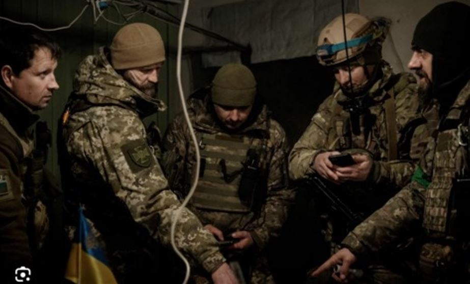 Hiện tại các tuyến đường bộ đến khu vực này đã bị quân Nga chặn gần như hoàn toàn. 80 lính Ukraine này giờ đây phải đối mặt với hai lựa chọn: đầu hàng hoặc bị quân Nga tiêu diệt hoàn toàn. Không còn lựa chọn thứ ba. Hiện nguồn tiếp tế chỉ trông chờ vào những UAV 6 trục hạng nặng, chuyển vật chất từ phía bắc hồ Kleban-Byk sang.