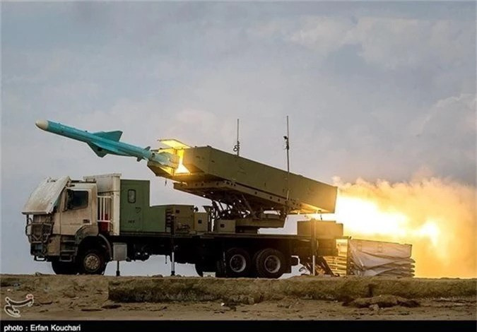 Đối với những kẻ phớt lờ cảnh báo của Tehran và cố gắng vượt qua eo biển, Iran đã chuẩn bị những "ngư lôi lượn vòng" mới nhất. Đây là thuật ngữ tiếng Ba Tư, dùng để chỉ các tàu không người lái cảm tử cỡ nhỏ, có khả năng hoạt động tự động trong tối đa bốn ngày, di chuyển khoảng sáu trăm ki-lô-mét từ người điều khiển.