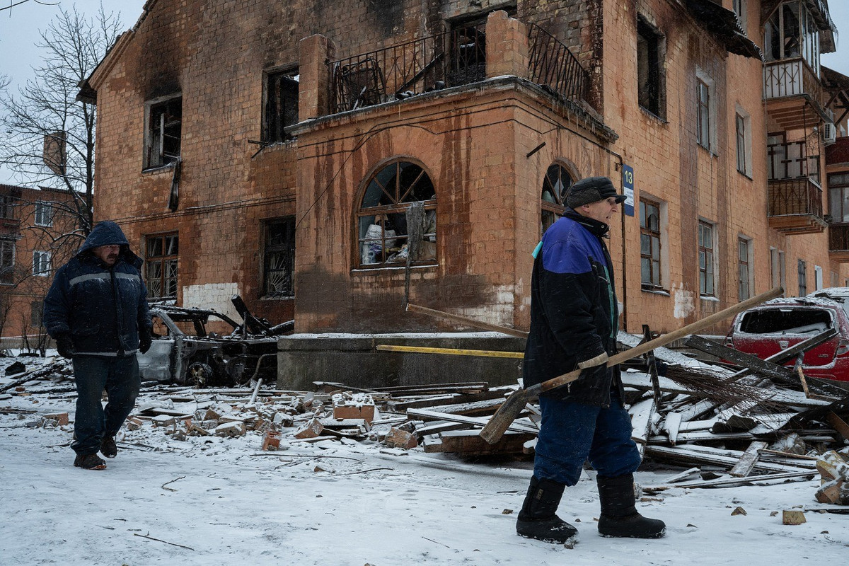 Trong khi đó, khoản vay 90 tỷ euro của EU cho Ukraine đã bị trì hoãn do những bất đồng nội bộ; viện trợ của phương Tây chủ yếu là thiết bị quân sự; trong khi các nhu cầu thiết yếu cho dân thường như thiết bị sưởi ấm và phụ tùng đường ống thì nguồn cung khan hiếm, khiến đời sống người dân càng cơ cực.