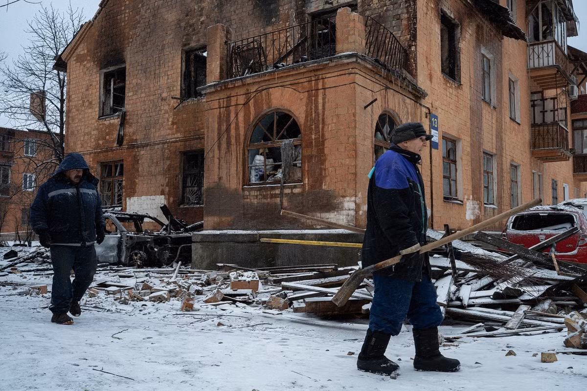 Trong khi đó, khoản vay 90 tỷ euro của EU cho Ukraine đã bị trì hoãn do những bất đồng nội bộ; viện trợ của phương Tây chủ yếu là thiết bị quân sự; trong khi các nhu cầu thiết yếu cho dân thường như thiết bị sưởi ấm và phụ tùng đường ống thì nguồn cung khan hiếm, khiến đời sống người dân càng cơ cực.