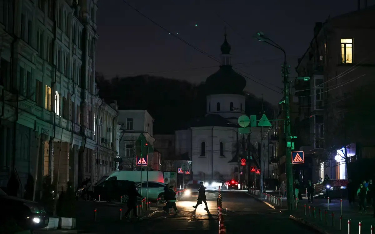 Tại Kiev, thủ đô của Ukraine, nơi nhiệt độ giảm xuống -28°C, ngay cả hơi thở cũng có thể đóng băng thành tinh thể đá. Thành phố đang phải “oằn mình” hứng chịu cú sốc kép của cái lạnh khắc nghiệt và các cuộc không kích từ tên lửa và UAV tấn công của Nga.