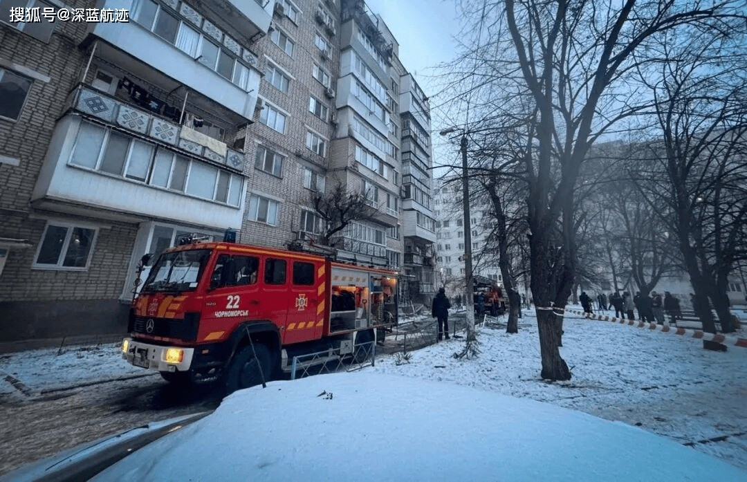Tình hình ở quận Desnyansky phía đông bắc Kiev còn tồi tệ hơn. Trong các tòa nhà cao tầng mười hoặc hai mươi tầng, cống rãnh đóng băng cứng ngắc, khiến ngay cả việc đi vệ sinh cũng trở nên khó khăn. Lãnh đạo quận đề nghị người dân đào hố để chôn chất thải hoặc dùng cát vệ sinh giống như cho mèo, như một biện pháp khẩn cấp.