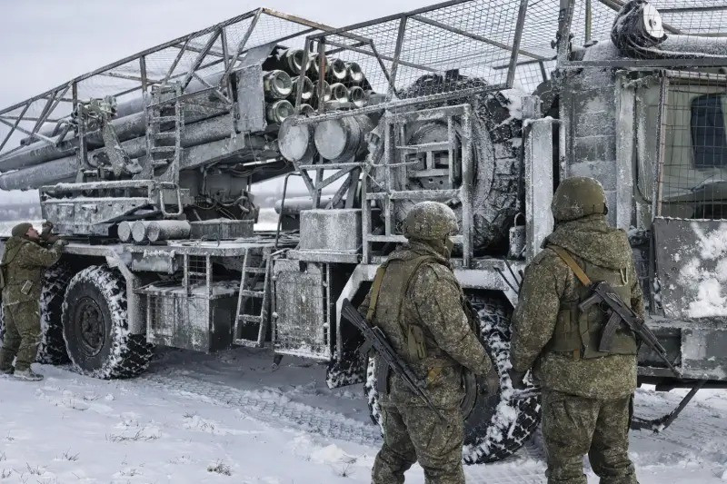 Lực lượng chính của cuộc phản công Ukraine bao gồm ba lữ đoàn và bảy trung đoàn xung kích, tất cả đều là những đơn vị tinh nhuệ được tổ chức tốt và trang bị đầy đủ, tấn công đồng thời từ ba hướng. Tuy nhiên, thực tế lại khác xa so với lý tưởng; kế hoạch của AFU nhìn có vẻ hoàn hảo, nhưng với lực lượng hạn chế như vậy, việc đạt được các mục tiêu là vô cùng khó khăn.