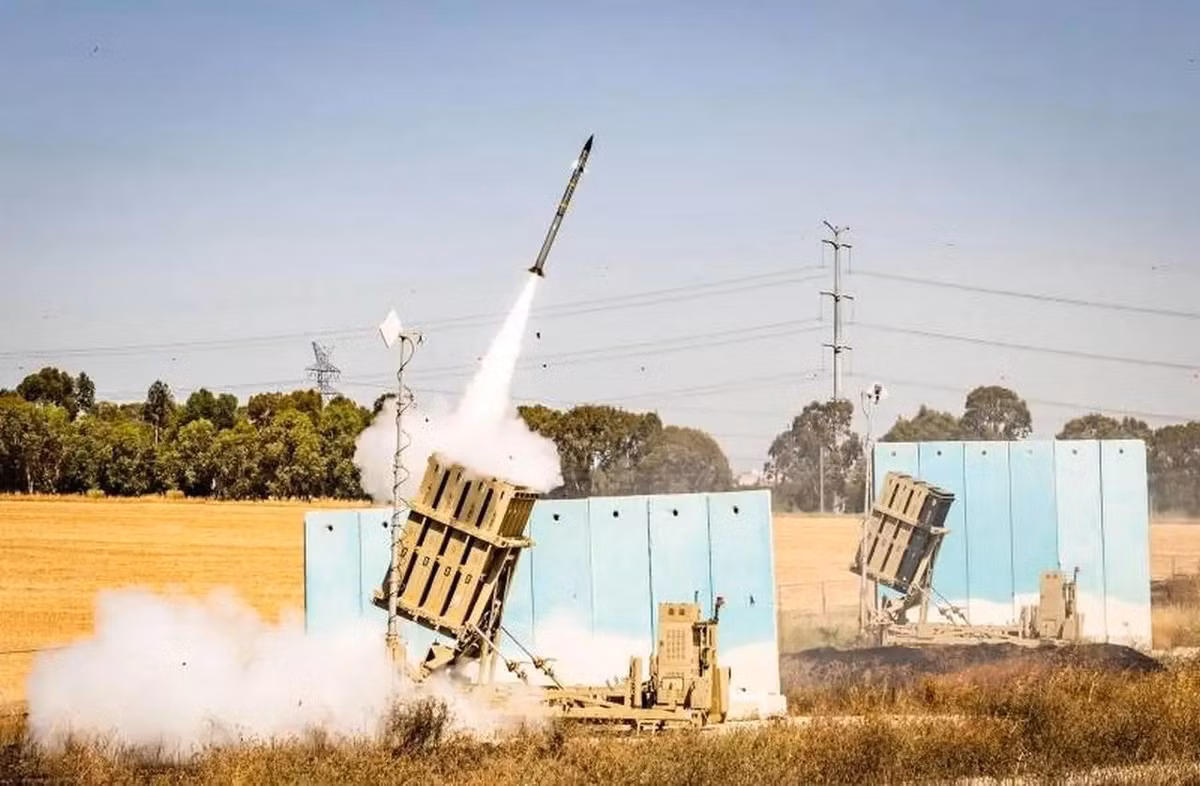 Israel đã thông báo với Mỹ, rằng họ đang trải qua "tình trạng thiếu hụt nghiêm trọng" tên lửa phòng không, để đánh chặn tên lửa đạn đạo của Iran; trong khi các cuộc tấn công tên lửa của Iran dù có giảm, nhưng vẫn chưa chấm dứt.