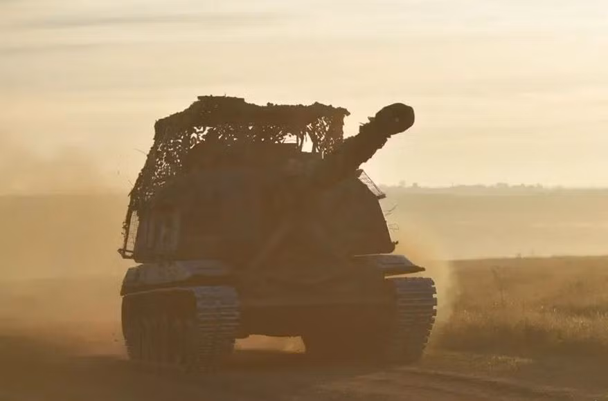 Tới thời điểm hiện tại, chỉ có nửa phía bắc và phía tây của thành phố có thể kết nối với hậu phương của Ukraine. Các hướng còn lại đều do RFAF chiếm giữ. Hiện tại, RFAF đang tấn công dữ dội vào phòng tuyến sông Torets, cố gắng chặn lối đi cuối cùng của quân Ukraine khỏi Pokrovsk.