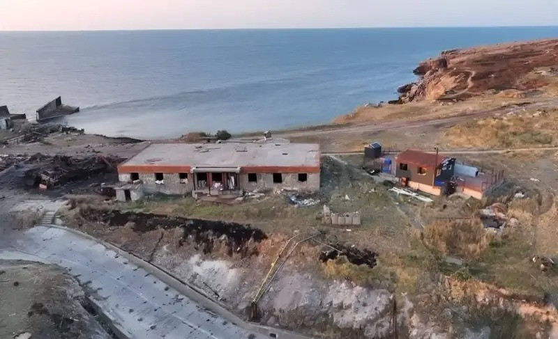 Không chỉ tấn công nhỏ lẻ trên mặt đất, đặc nhiệm Nga còn tổ chức trinh sát mạo hiểm đảo Rắn (Zmeiny) ở Biển Đen trước cuộc không kích. Vào ngày 6–7 tháng 6, Không quân Nga đã tiến hành trinh sát trên không và không kích vào các vị trí của Ukraine trên Đảo Rắn. Hoạt động này có sự tham gia của lực lượng đặc nhiệm và không quân tầm xa.