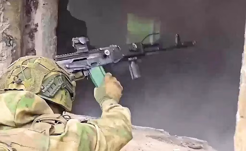 Ông Zhorin nhấn mạnh rằng, chỉ huy RFAF đã lợi dụng sự thiếu chuẩn bị của các lữ đoàn AFU cho những trận chiến ác liệt, để tấn công đột phá vào những điểm yếu trên tuyến phòng thủ. Chính vì vậy, cuộc tấn công diễn biến theo hướng không chỉ khu vực Pokrovsk-Mirnograd, mà toàn bộ Donbass đều bị đe dọa mất mát.