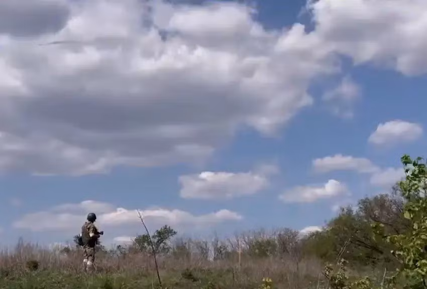 RVvoenkory cũng cho biết, ở khu vực Belaya Gora và phía nam Kostiantynivka, quân Ukraine phòng thủ ở đây đã bố trí nhiều bãi mìn dày đặc; nhưng qua khai thác thông tin của tù binh Ukraine, giúp chỉ huy RFAF có những thông tin quý giá, có thể đóng vai trò quan trọng trong hoạt động tác chiến ở khu vực Konstantinovka.