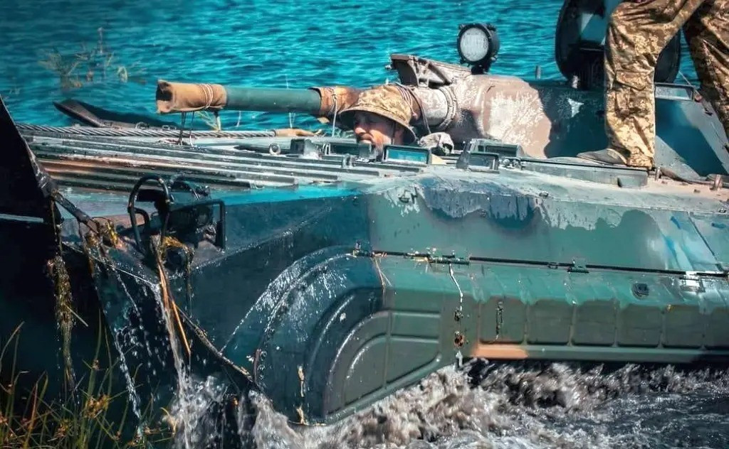 Tướng Syrsky cũng thừa nhận rằng, RFAF hiện đang tấn công Ravnopolye và Yablokovo, nhưng ông chưa nói gì về kế hoạch khắc phục tình hình. Tuy nhiên, nếu không có nhiều lời kêu gọi từ các chuyên gia quân sự Ukraine, tướng Syrsky thậm chí đã không đề cập đến khu vực Zaporizhzhia. Hiện tại, tâm trí ông đang tập trung vào Pokrovsk và Myrnohrad, nơi sẽ quyết định sự nghiệp của ông. (nguồn ảnh Military Review, Rybar, Kyiv Post).