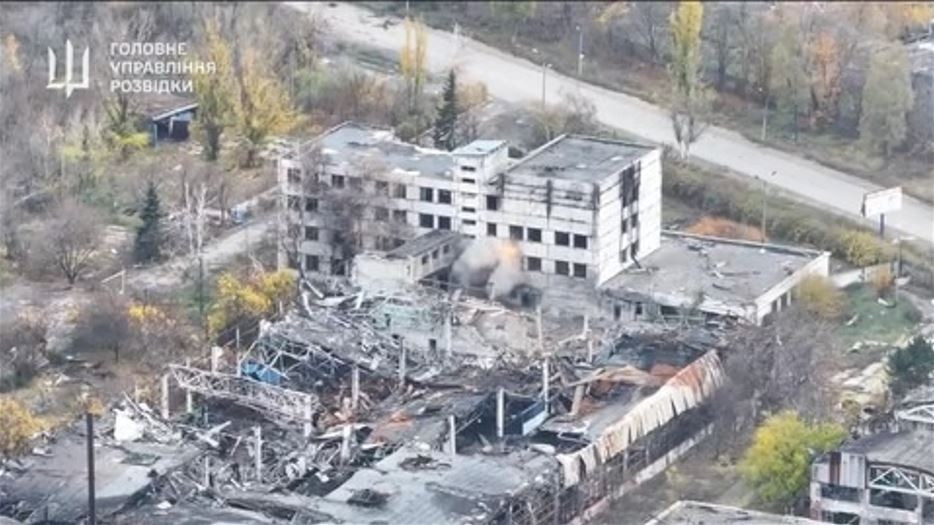 Câu hỏi đặt ra là nếu Pokrovsk đổi chủ, điều đó sẽ có ý nghĩa gì đối với cả Nga và Ukraine? Xét về tình hình chiến trường, Pokrovsk không phải là một cứ điểm biệt lập, mà bị RFAF bao vây với hai khu đô thị là Pokrovsk ở phía tây và Myrnohrad ở phía đông.