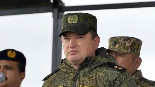 Ngay từ năm 2010, Mordvichev đã là sĩ quan cao cấp trong quân đội Nga. Ông đã lần lượt đảm nhiệm các chức vụ phó chỉ huy Lữ đoàn bộ binh cơ giới cận vệ số 5, lữ đoàn trưởng Lữ đoàn bộ binh cơ giới cận vệ, phó chỉ huy Quân đoàn 68 của Quân đội Nga, tham mưu trưởng Tập đoàn quân tổng hợp số 41, Tư lệnh Tập đoàn quân hợp nhất số 8 của Quân khu phía Nam.