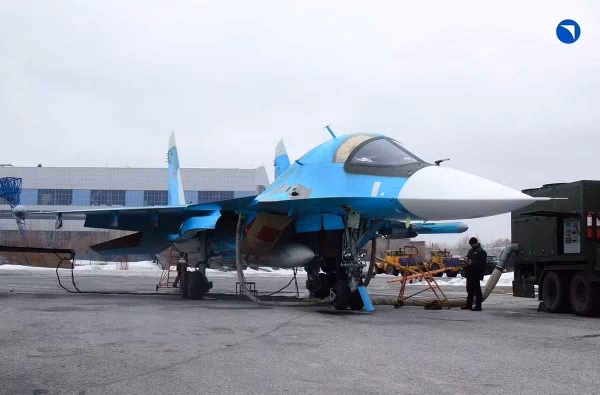 Su-34 là phiên bản cải tiến sâu của máy bay chiến đấu Su-27, vừa là phiên bản có thể chiến đấu và ném bom, tập trung vào mục tiêu tấn công mặt đất. Su-34 có tầm bay xa nhất và khả năng mang vũ khí cao nhất trong số các máy bay chiến đấu hiện đại.