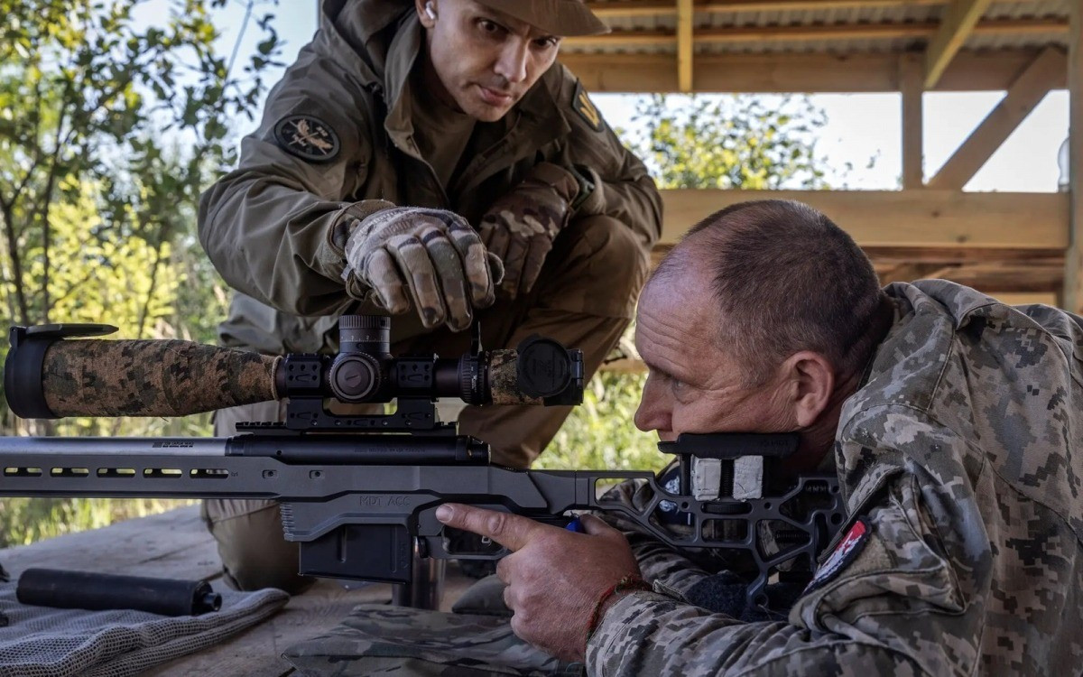 Có một số lý do cho điều này, thứ nhất là trinh sát trên không đã mở rộng đáng kể "vùng xám", nơi đơn giản là không thể bố trí vị trí cho lính bắn tỉa ở khoảng cách dưới 1.000 mét. Do đó, tất cả các loại vũ khí hạng nhẹ có độ chính xác cao hiện nay đều hoạt động ở khoảng cách trên một km.