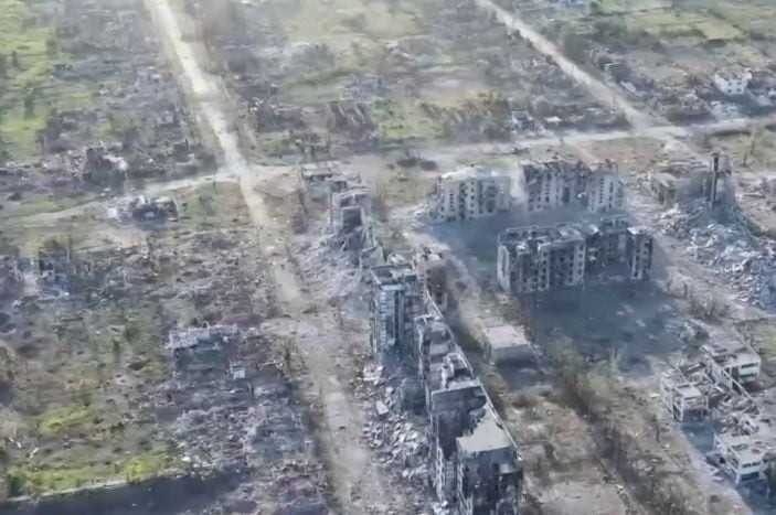 Một sĩ quan đặc nhiệm RFAF, có tên Vladimir Pavlovm, tuyên bố rằng trong quá trình giao tranh, việc pháo kích dữ dội vào các khu vực tiền phương là cần thiết. Cụ thể, AFU đã gài rất nhiều mìn ở khu vực xung quanh, buộc RFAF đã phải phóng dây nổ để kích nổ và rà phá các bãi mìn.