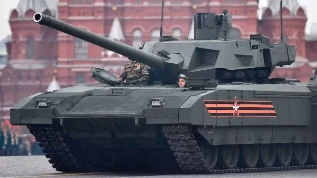 Khi Nga lần đầu tiên quảng bá xe tăng thế hệ mới T-14 Armata tại Quảng trường Đỏ, nó đã gây ra một chấn động trong quân đội phương Tây, đặc biệt là thiết kế tháp pháo không người điều khiển trực tiếp. Mặc dù điều này không mới, nhưng nó cũng đủ gây chấn động.