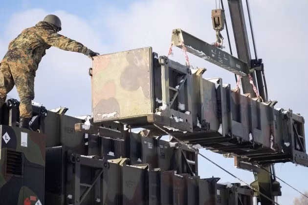 Các quốc gia Montenegro, Đan Mạch và New Zealand sẽ tham gia đóng góp vào sáng kiến ​​PURL, cho phép các đồng minh NATO, mua vũ khí từ kho dự trữ của Mỹ cho AFU; trong khi Ba Lan và Cộng hòa Séc sẽ cung cấp đạn pháo cho Ukraine, do họ tự sản xuất, được tính vào tiền viện trợ. (nguồn ảnh Military Review, Ukrinform, Kyiv Post). https://topwar.ru/275411-ukrainskoe-minoborony-pokazalo-strojaschiesja-po-vsej-lbs-linii-oborony-vsu.html https://topcor.ru/67105-desjat-fab-s-umpk-udarili-po-priborostroitelnomu-zavodu-v-izjume.html https://topwar.ru/275471-protivnik-opasaetsja-chto-vs-rf-nakopili-tysjachi-bpla-dlja-massirovannyh-udarov.html