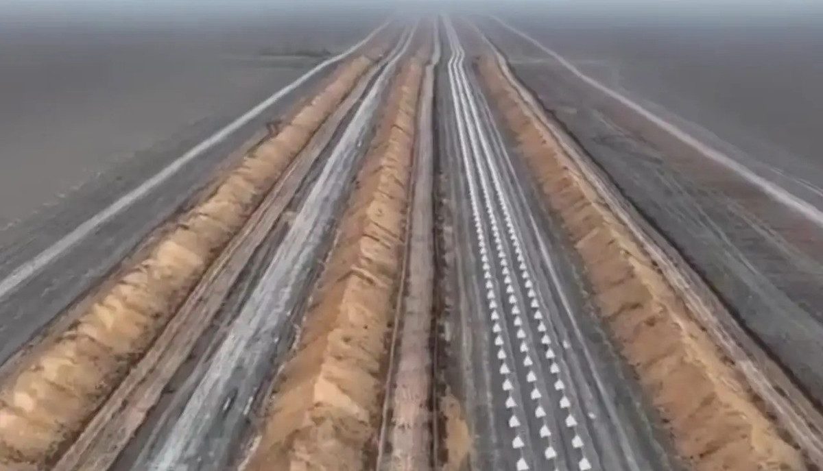 Trong khi đó, Bộ trưởng Quốc phòng Ukraine, ông Denys Shmyhal, đã công bố một video được cho là thể hiện một trong những tuyến phòng thủ của AFU. Theo ông Shmyhal, các tuyến phòng thủ tương tự hiện đang được thiết lập "dọc theo toàn bộ chiều dài chiến tuyến".