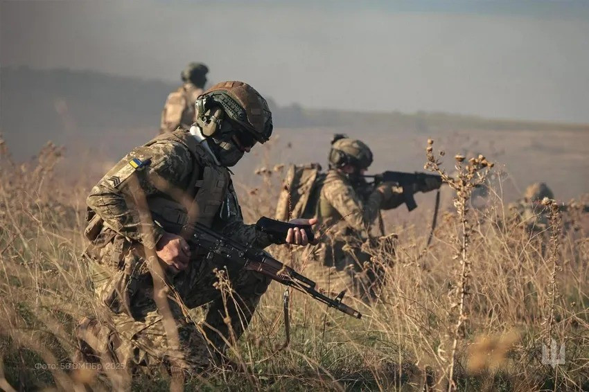 Trên thực tế, chỉ dựa vào UAV FPV là không đủ để đánh bại cuộc tấn công của Nga; cần một chiến dịch phối hợp phức tạp. Lúc này UAV FPV sẽ tấn công các phương tiện của Nga, làm chúng bất động, sau đó phối hợp với hỏa lực pháo binh để tấn công các đơn vị bộ binh trên xe.