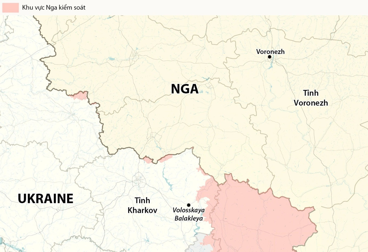 Ông Alexander Gusev, Thống đốc tỉnh Voronezh, Nga, đã ban bố cảnh báo tên lửa. Một thông báo khẩn cấp đã được ban hành tại Nga trong tất cả các khu vực có nguy cơ tên lửa tấn công, yêu cầu người dân trú ẩn trong các phòng không có cửa sổ, có tường xây chắc chắn ở cả bốn phía, chẳng hạn như hành lang, phòng tắm hoặc phòng kho. Nếu ở ngoài trời, hãy tìm nơi trú ẩn trong tòa nhà gần nhất hoặc nơi trú ẩn phù hợp.