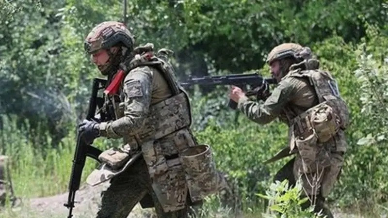 Trong khi đó, một số kênh truyền hình Nga đưa tin, không phải RFAF đã kiểm soát được hoàn toàn ngôi làng Yunakivka. Hiện vẫn còn khoảng 5% diện tích ngôi làng vẫn nằm dưới sự kiểm soát của AFU, nhưng lính dù Nga đang tích cực tiến hành truy quét.