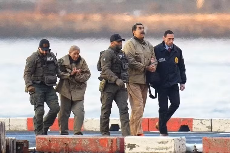  Lực lượng đặc nhiệm Mỹ với trang bị hiện đại, đã áp đảo đội bảo vệ của Tổng thống Maduro, bắt giữ ông và vợ; và an toàn đưa ông lên một tàu đổ bộ của Mỹ, để đưa về xét xử tại New York.